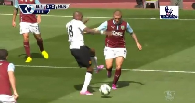 VIDEO: 2 pha bóng mất pen gây tranh cãi trận MU - Burnley